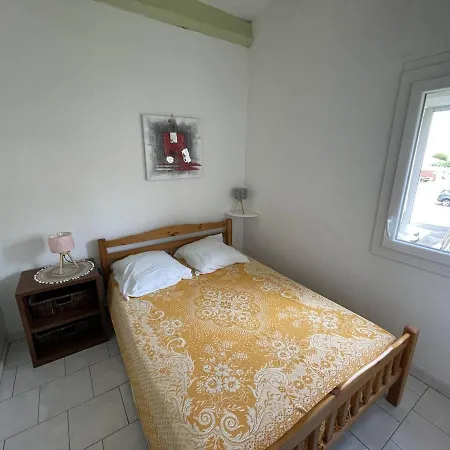 T3 Calme Avec Piscine, Tennis, Bbq, Parking & Grande Terrasse Dans La Pinede - Fr-1-723-47